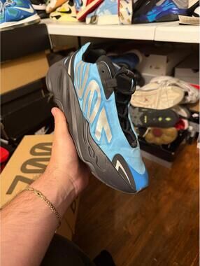 Yeezy 700 mnvn sky blue sz 8.5